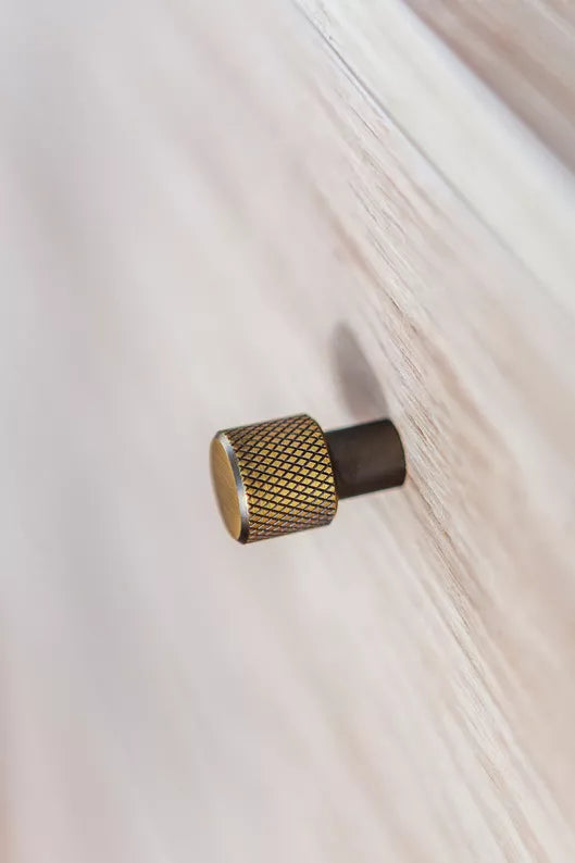 ZOCY Viendurvju kumode ar trim atvilktnēm, 136 cm, eļļots ozols - N1 Home