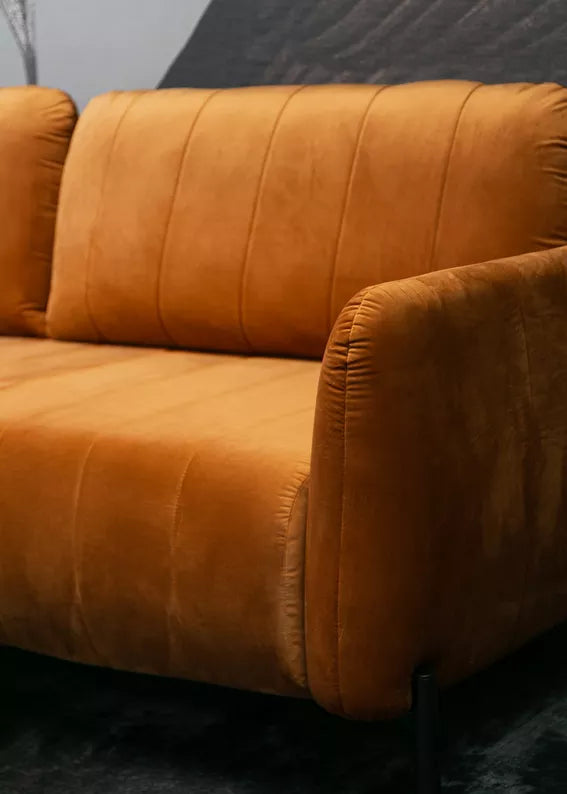 LEVA Vara trīsvietīgs dīvāns ar konteineru, no hidrofobiskā velūra auduma, melnām kājām - N1 Home