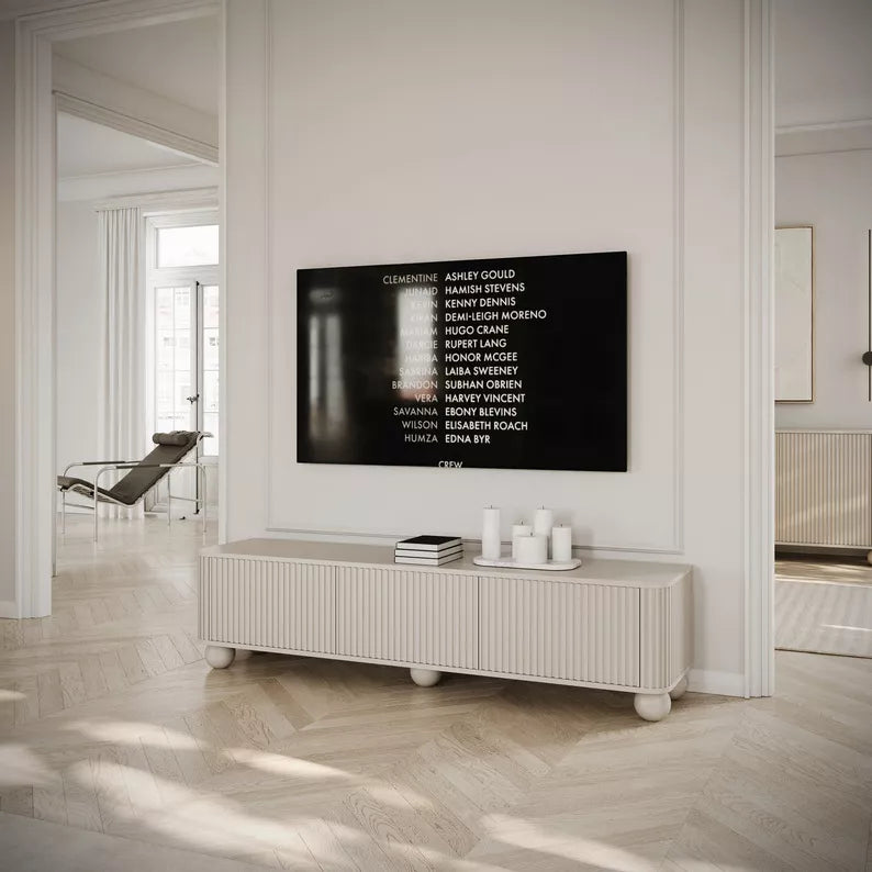 VELLORE TV skapis ar rievām, trīsdurvju, 163 cm, uz pelēcīgi bēšām kruķu kājām - N1 Home