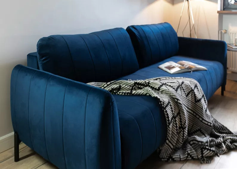 LEVA Tumši zils trīsvietīgs dīvāns ar konteineru, no hidrofobiskā velūra auduma, melnām kājām - N1 Home