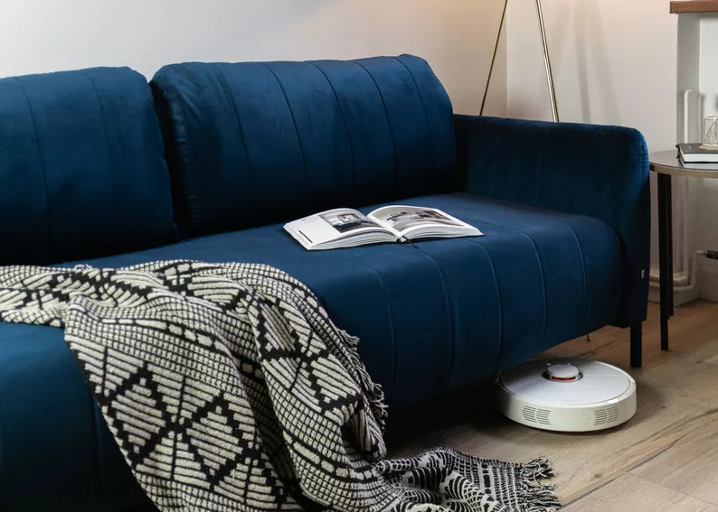 LEVA Tumši zils trīsvietīgs dīvāns ar konteineru, no hidrofobiskā velūra auduma, melnām kājām - N1 Home