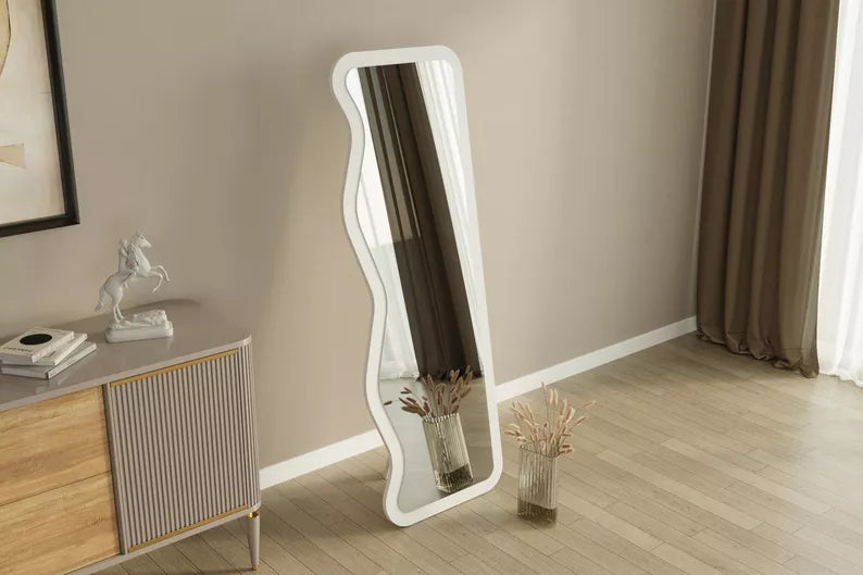 SELE Grīdas spogulis 160x50 cm baltā rāmī ar asimetriskiem viļņiem - N1 Home