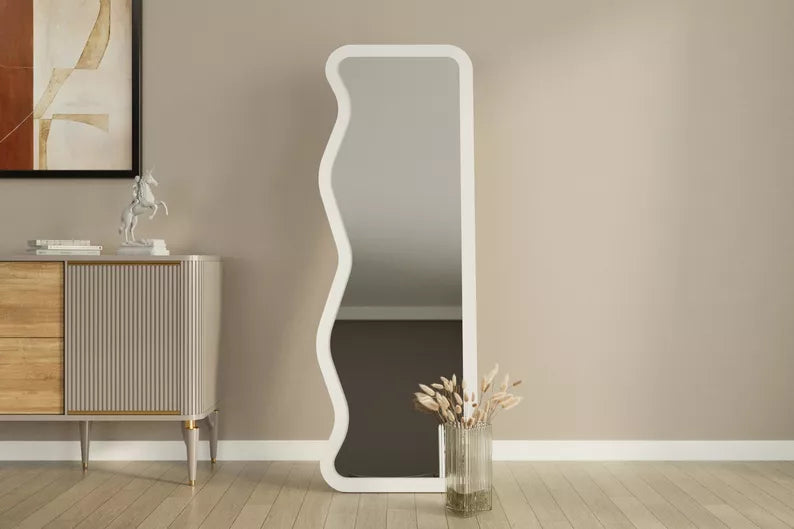 SELE Grīdas spogulis 160x50 cm baltā rāmī ar asimetriskiem viļņiem - N1 Home