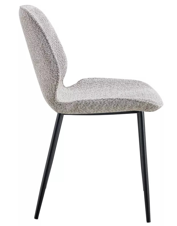 BRALTA Polsterēts krēsls no gaiši pelēka auduma uz melnām kājām - N1 Home