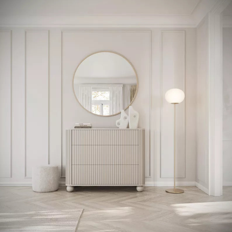 VELLORE Kumode ar rievām un trim atvilktnēm, 93 cm, uz pelēki bēšām kruķu kājām - N1 Home