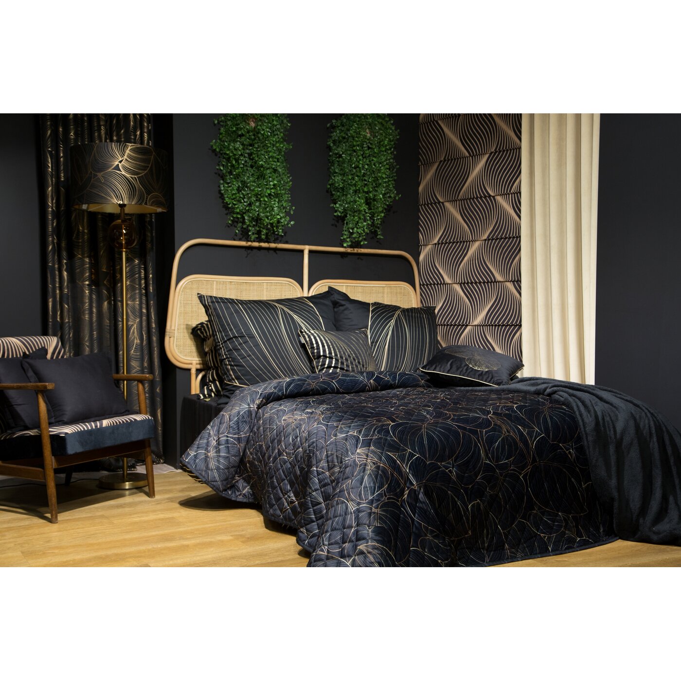 LIMITED COLLECTION stāvlampa VICTORIA 2 ar stiklu un metālu apvienotu pamatni un samta abažūru - N1 Home