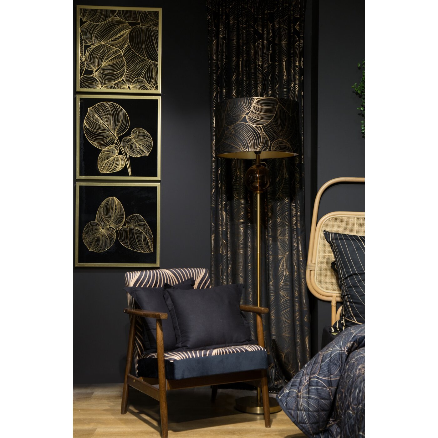 LIMITED COLLECTION stāvlampa VICTORIA 2 ar stiklu un metālu apvienotu pamatni un samta abažūru - N1 Home